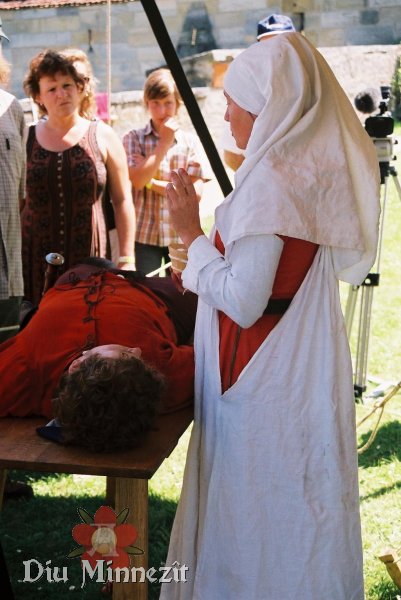 Sptmittelalterliche rztin vor der Behandlung eines Patienten