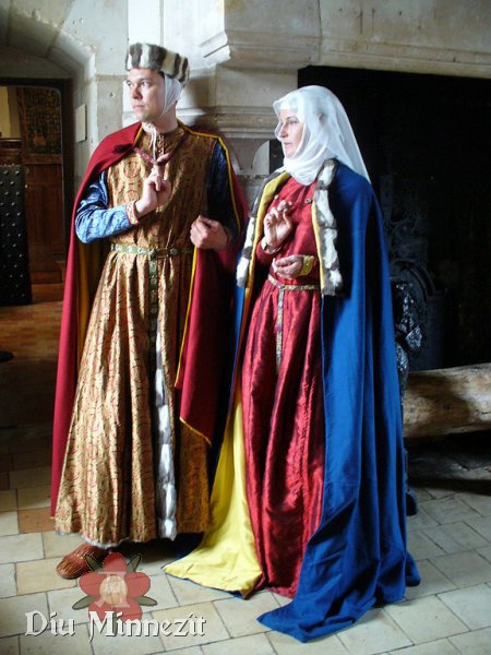 Hochmittelalterliches Adelspaar in prchtiger Kleidung