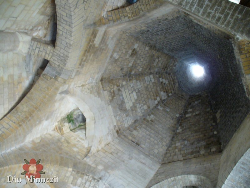 Das Innere der Kche von Fontevraud mit ihren vielen Kaminen