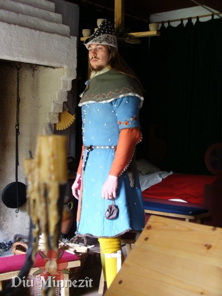Ritter um 1350 in ziviler Festtagskleidung mit perlenbesticktem Surcot und Fehpelzgeftterter Gugel