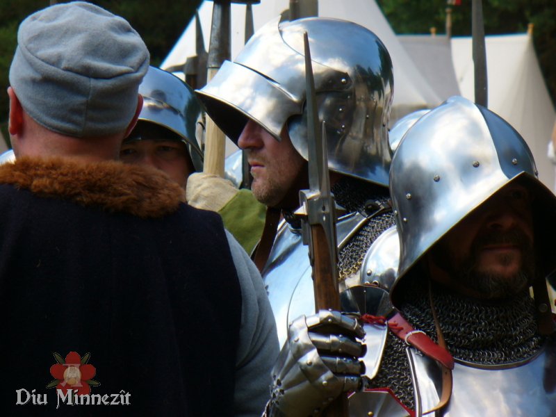 Sptmittelalterliche Soldaten im Harnisch