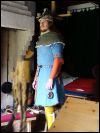 Ritter um 1350 in ziviler Festtagskleidung mit perlenbesticktem Surcot und Fehpelzgeftterter Gugel