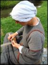 Knpfen eines Fischernetzes durch eine Dame aus dem slawischen Raum