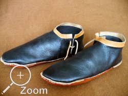 Seitlich geschnrte Schuhe aus schwarz gefrbtem Ziegenleder