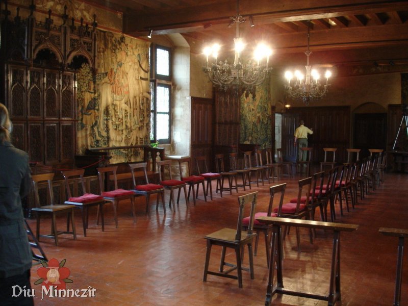 Ort des Defilées: der grosse Saal in Schloss Langeais mit spätmittelalterlichen Tapisserien