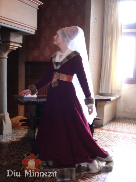 Spätmittelalterliche Dame in den Räumen von Schloss Langeais