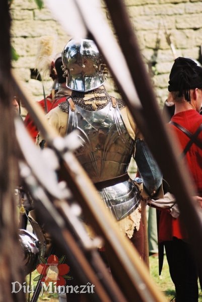 Blick auf den Harnischrücken eines spätmittelalterlichen Soldaten