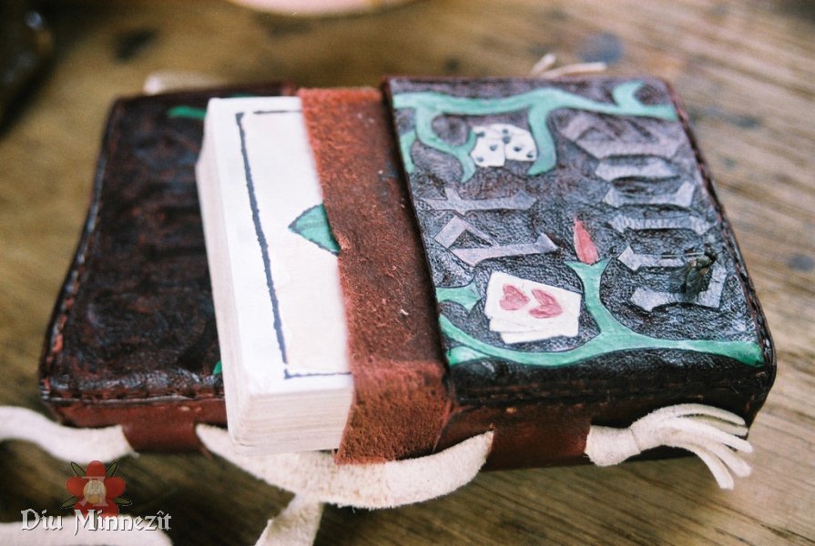 Bemaltes, punziertes Spielkartenetui nach Vorlagen aus dem späten 15ten Jahrhundert