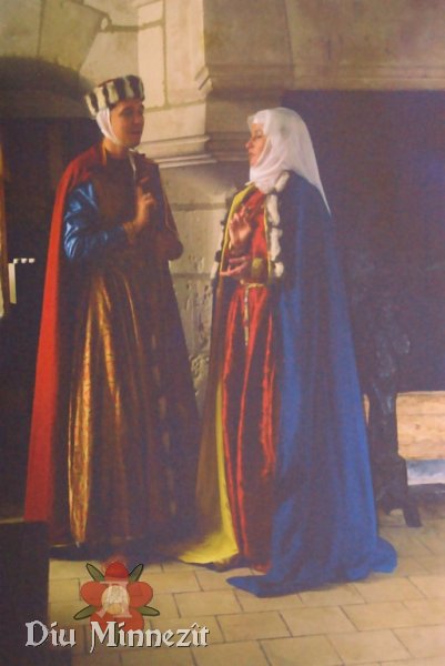 Paar in hochmittelalterlicher Mode vor einem Kamin in der Burg Langeais