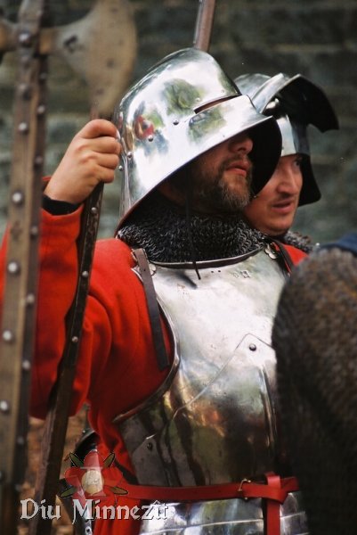 Spätmittelalterlicher Soldat vor Soest mit Brustharnisch und Schaller