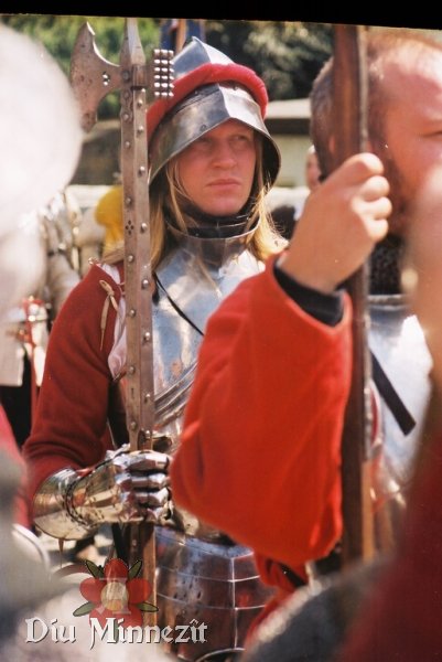 Bereit und wartend: Spätmittelalterlicher Soldat im Harnisch, Vorschnallbrust, Helm und Handschuhe vor Soest