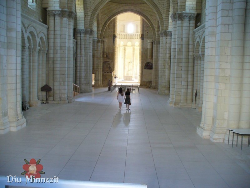 Das Eindrucksvolle Innere der Kathedrale von Fontevraud: Ort der letzten Ruhestädte von Eleonore von Aquitanien, an deren Grab die Franzosen noch immer Blumen ablegen