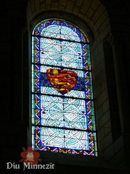 Ein Fenster in der Klosterkathedrale Fontevraud mit dem Zeichen der Plantagnets