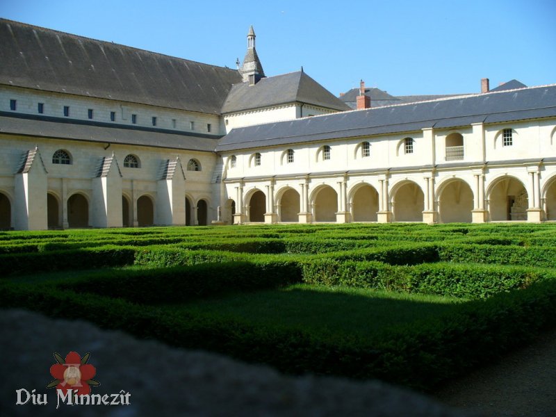 Der Kreuzgang und Innenhof von Kloster Fontevraud