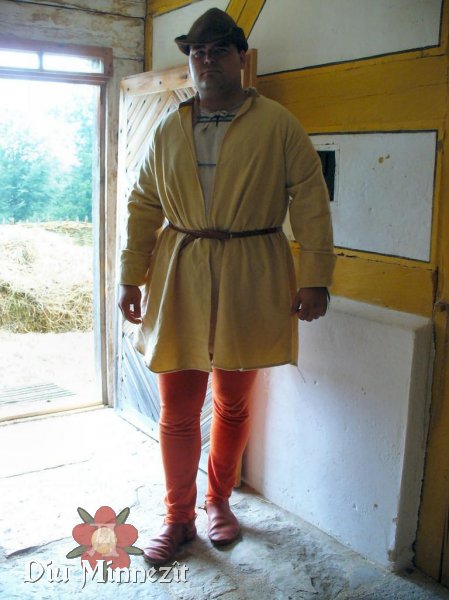 André in spätmittelalterlicher Kleidung