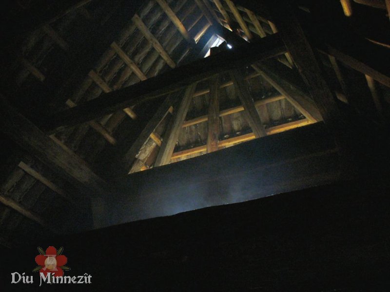 Blick in den Dachstuhl des Stadthauses, der ob des Publikums offen gelassen wurde, was allerdings den Bewohnern zugige Nächte beschert