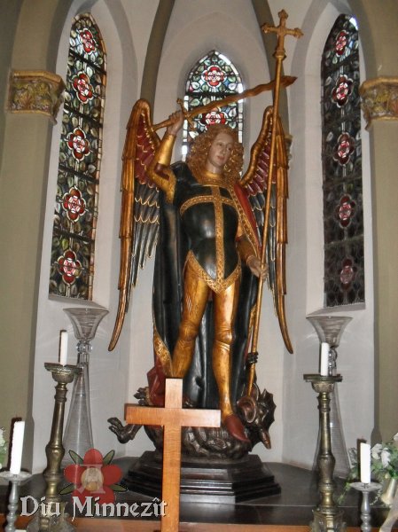 Blick in die Kapelle mit Darstellung des Erzengels Michael im spätmittelalterlichen Stil