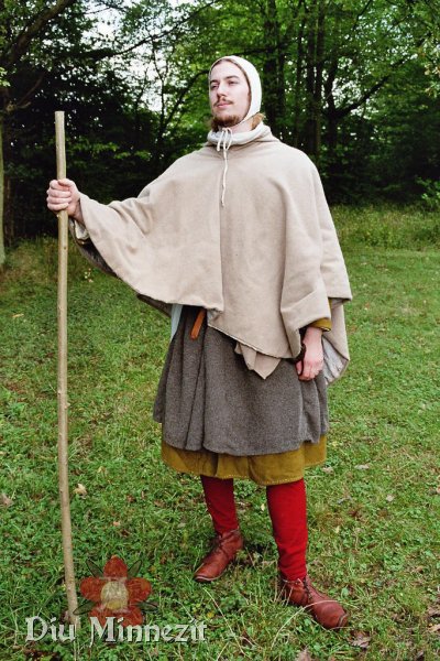 Jens in der komplett pflanzengefärbten Kleidung eines Pilgers des Hochmittelalters