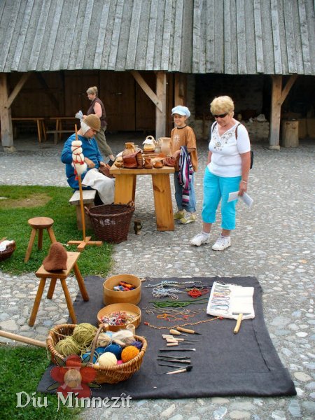 Präsentation mittelalterlichen Handwerks: Schuhmacher und Nestelmacher