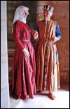 Hochmittelalterliches Adelspaar in Kleidung aus Damast und Seide