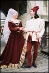 Ein Paar in spätmittelalterlicher Mode burgundischen Stils