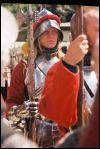 Bereit und wartend: Spätmittelalterlicher Soldat im Harnisch, Vorschnallbrust, Helm und Handschuhe vor Soest