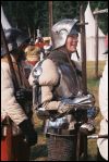 Sptmittelalterlicher Soldat mit Ringpanzerkragen,-Rock,Krebs,Jackchains,Schaller und Handschuhen