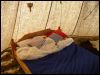 Bett mit strohgefüllter Matraze, Unterbett aus Wolle und Leinen, wollgefüllten Kissen, Woll-und Pelzdecken.