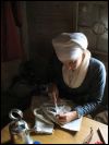 Spätmittelalterliche Schneiderin bei der Arbeit