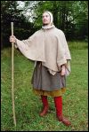 Jens in der komplett pflanzengefärbten Kleidung eines Pilgers des Hochmittelalters