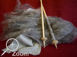 Handspindeln mit tnernen Spinnwirteln nach Fund, Rohwolle und fertigem Tuch