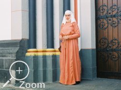 Hochmittelalterliches, brgerliches Kleid aus krappgefrbter Wolle mit Zierstickerei am rmel