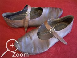 Flache Halbschuhe mit Schnallenverschluss