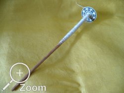Spindel aus Bein, mit Kreisaugen-und Rillenverzierungen, mit handgesponnener Seide