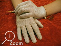 Handschuhe in Nadelbindung aus handgesponnener Seide