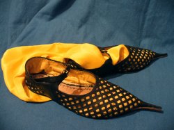 Seitenansicht der Schuhe mit resedagefärbtem Seidenfutter