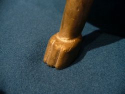Detail des Fusses in Tierpfotenform