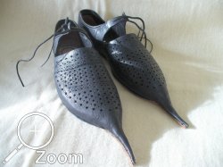 Schnabelschuhe, mit durch Stempel getriebenen Durchbruchmuster, gefttert mit blauer Seide