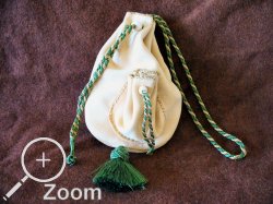 Beutel aus Hirschleder mit Verzierungen und Bndern aus Seide