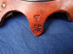 Detail der Zaddelungen im Leder und der Punzierungen