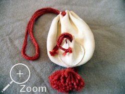 Beutel aus Hirschleder, mit kleiner Seitentasche, und Quaste sowie Nesteln aus krappgefrbter Wolle