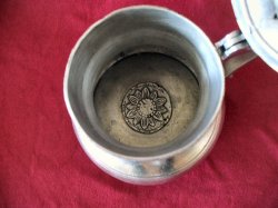 Innenaufnahme der Hansekanne mit Bodenverzierung