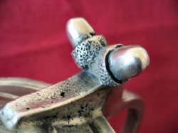 Detail der Scharnierverzierungen in Eichelform