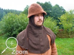 Geschlitzte Bauerngugel aus naturbrauner Wolle