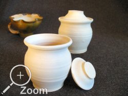 Kleine Keramikgefäße aus Paris, Tasse im Hintergrund zum Größenvergleich