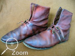 Stiefel mit Messingschnallen