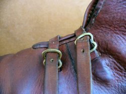 Detail der Schnallen aus Messing nach Befunden aus Sddeutschland, und der Randverstrkung