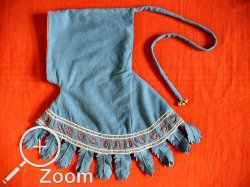 Gugel aus indigogefrbten Wollstoff, mit krappgefrbtem Tuch geftter, Zierstickerei und Zaddeln