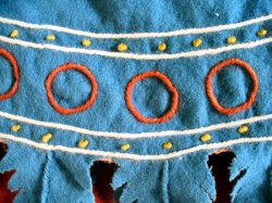 Detail der Zierstickerei aus pflanzengefrbtem Wollgarn