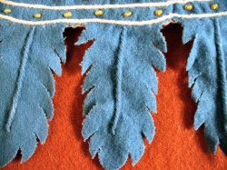 Detail der geschnittenen Zaddeln in Blattform, mit Zierstickerei aus pflanzengefärbtem Wollgarn